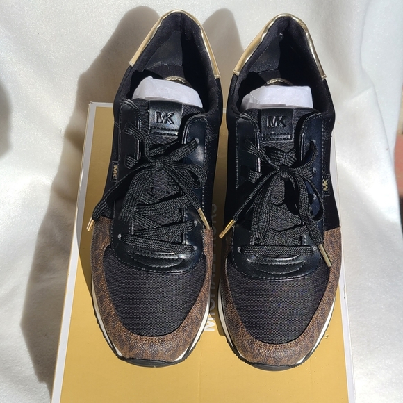 Shoes - Picture 6 of 6